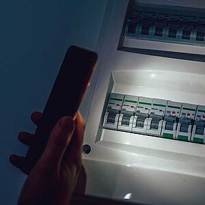 Blackout: Handy wird als Taschenlampe genutzt, um den Stromkasten zu kontrollieren. 