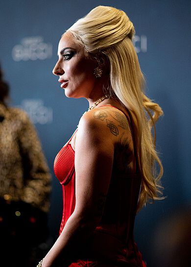 Lady Gaga trägt ihre blonden Haare half up, half down.