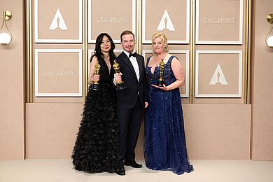 Judy Chin, Adrien Morot, Annemarie Bradley halten ihren Oscar für bestes Make-up und Hairstyling in die Kamera, Foto: Michael Yada / ©A.M.P.A.S.