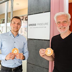 Linus Orszulik vom Bitcoin Store Esslingen und Peter Gress (r.). Foto: btc-store.de